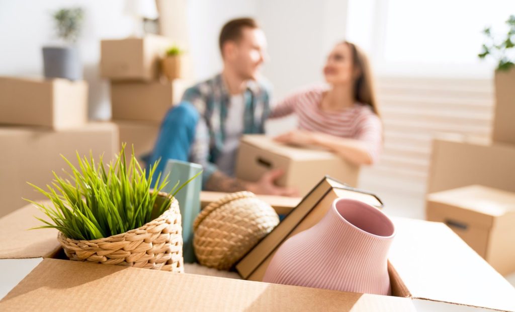 couple moving to new apartment , Step By Step Moving Guide